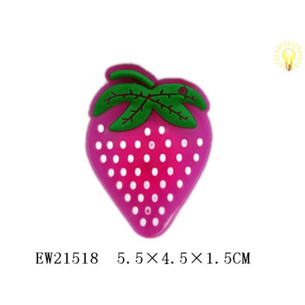闪光草莓胸章 塑料