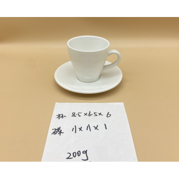 白色瓷器咖啡杯
【杯：8.5*6.5*6CM
碟：11*11*1CM】 单色清装 陶瓷